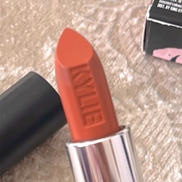Brand New Kylie Jenner Lipstick DULCE DE LECHE Crème Satin Sheen Moisturizing - Picture 6 of 9